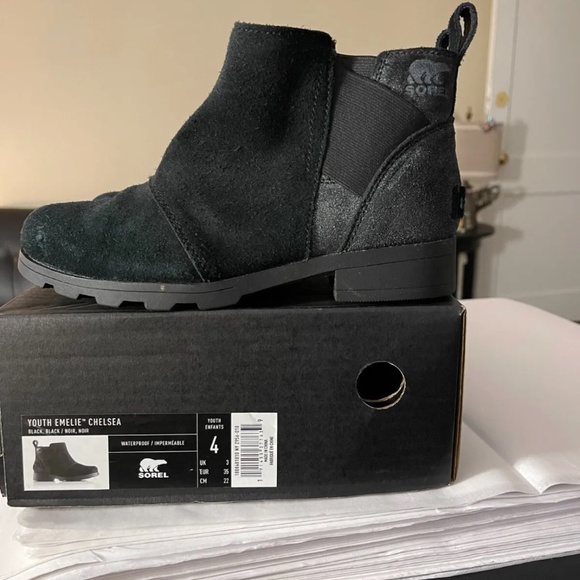 Guc, Girl’s black Sorel Chelsea boots w/box, size 4y - Picture 3 of 5